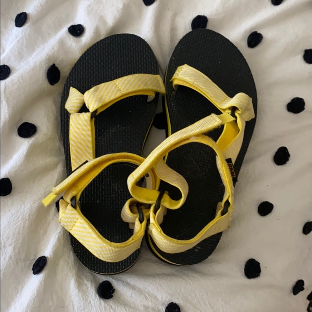 Yellow teevas
